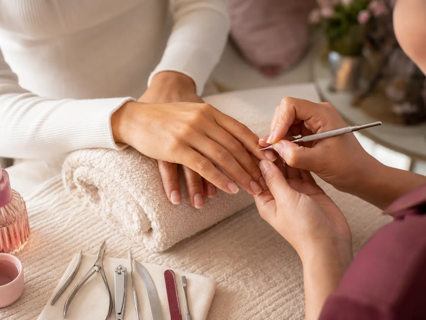 Mesa organizada para una cita de manicure