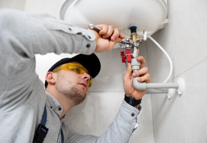 Cuándo llamar a un plomero por una cañería tapada